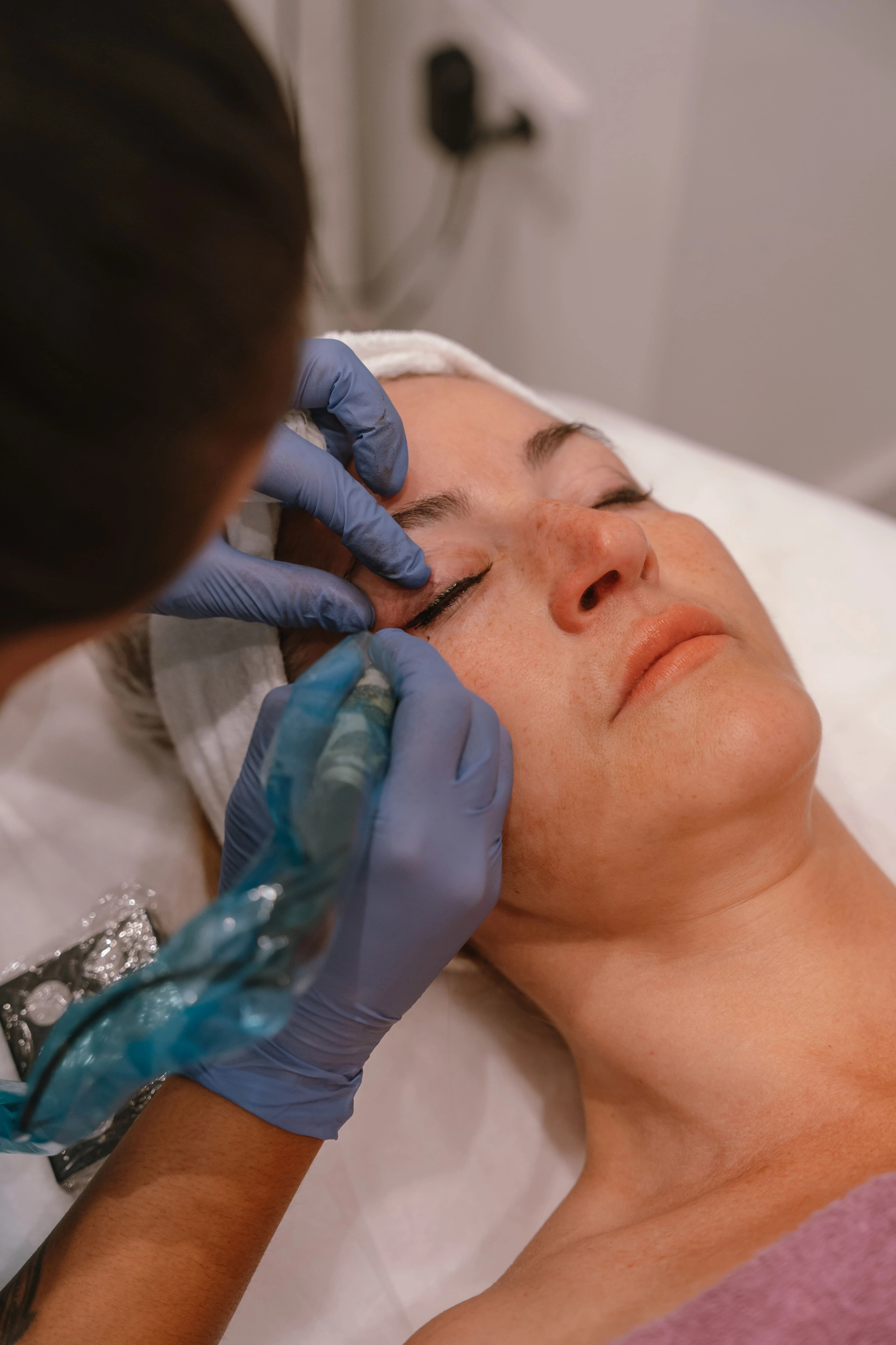 Micropigmentación de ojos (delineado permanente superior) en Reus