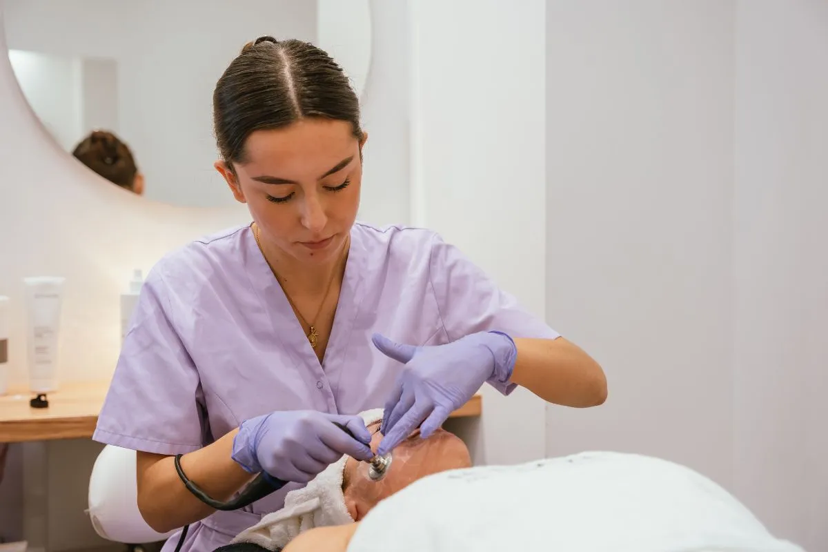 Profesional realizando un tratamiento facial con INDIBA