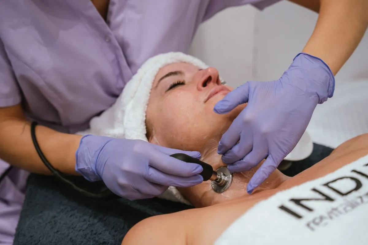 Tratamiento de reafirmación con INDIBA en cuello y mandíbula