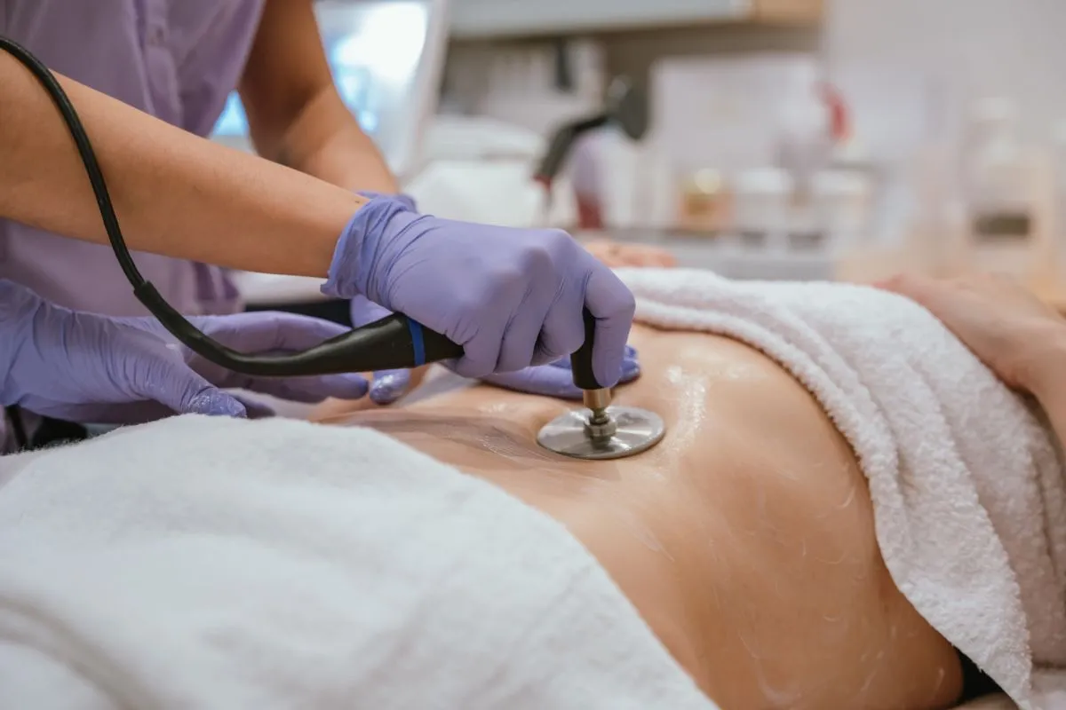 Aplicación de radiofrecuencia INDIBA sobre el abdomen