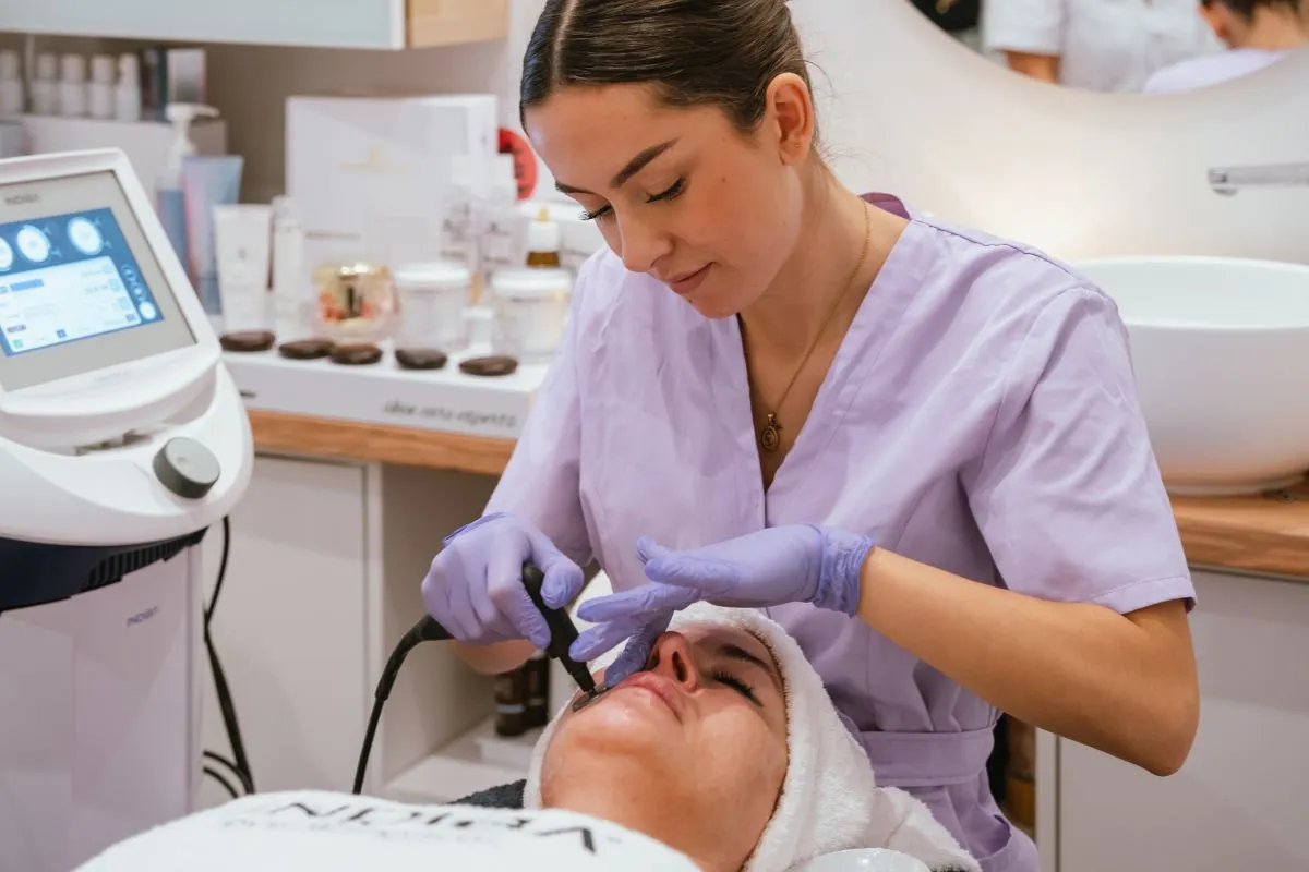 Sesión de radiofrecuencia facial con INDIBA